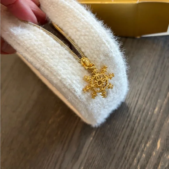 CHANEL White and Gold cosmetic bag - Picture 3 of 8